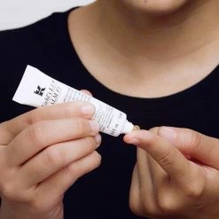 Kiehl's Scented Lip Balm #1 Balsamo Labbra Profumato Lip Gloss -Negozio online Frank Provost || Kiehl's Italia Kiehl s Trattamento Labbra Scented Lip Balm 1 Balsamo labbra profumato 2